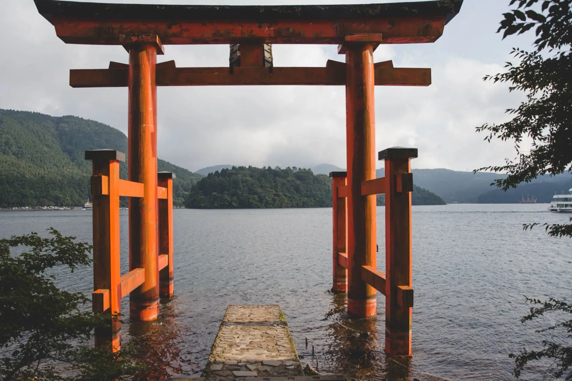 Lake Ashi and the Hakone torii gate